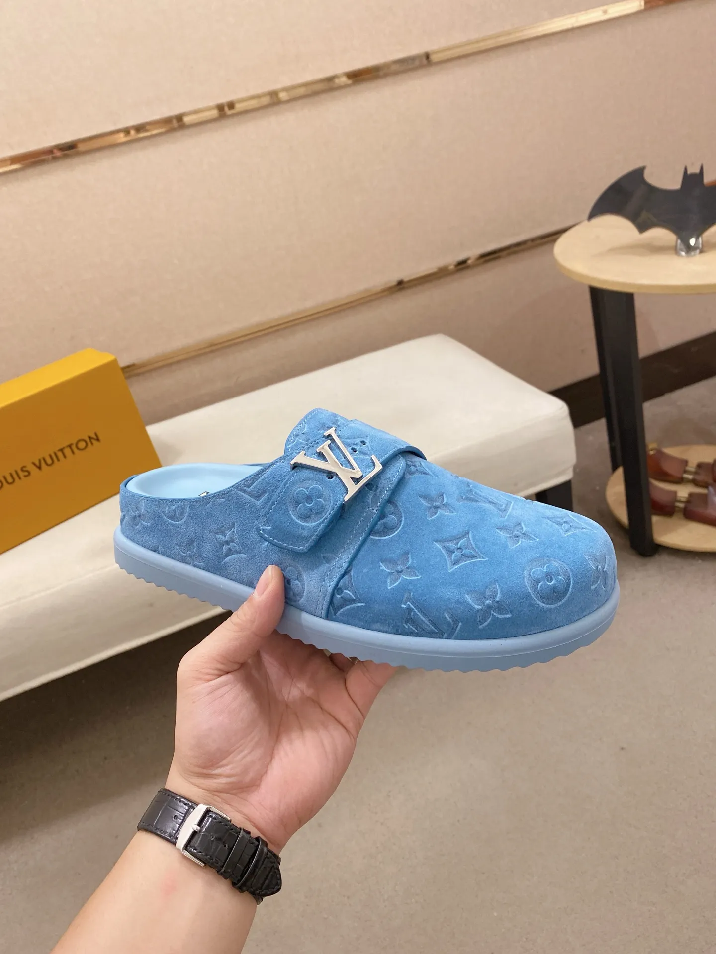 Men's shoes💰: 220💰38-45, LV Easy 2025 new men's casual sandals and slippers, made of suede cow leather, with Monogram pattern to highlight the trendy style. Adjustable straps illuminated with LV letters, while a resilient insole and micro outsole provide lightweight comfort. Made of suede cow leather with embossed Monogram pattern and brand element metal hardware✅Adjustable straps➕Tough insole‼ ️Micro outsole. Comfortable and easy to wear‼ ️